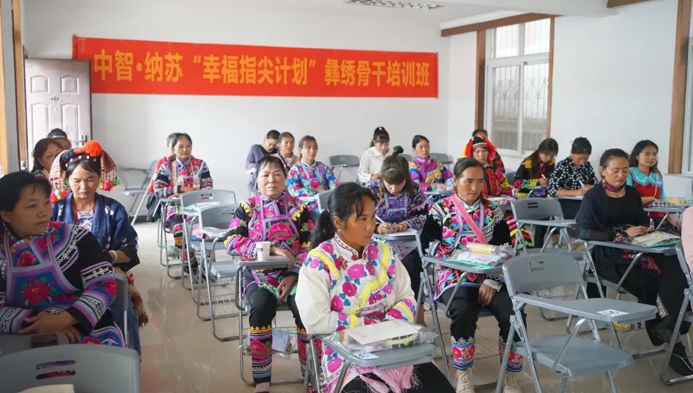 將“指尖技藝”轉(zhuǎn)化為“指尖經(jīng)濟(jì)”，大姚繡出美好鄉(xiāng)村振興路