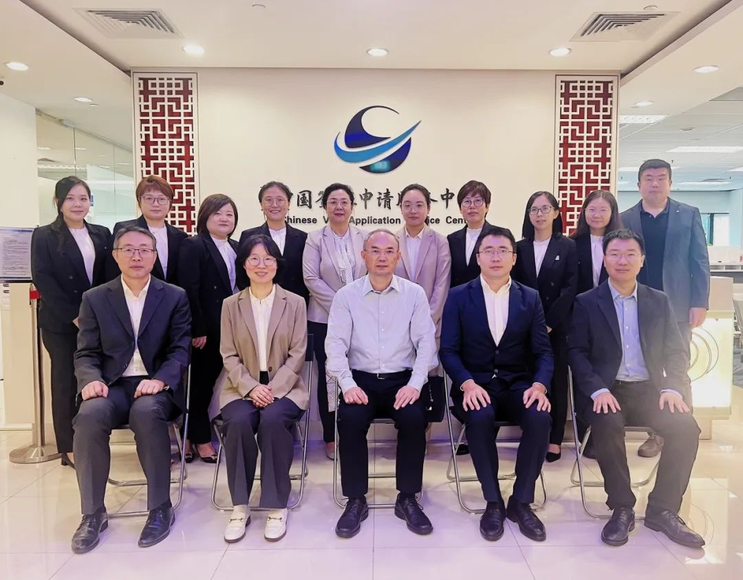 曹忠明大使考察新加坡中國簽證申請服務(wù)中心